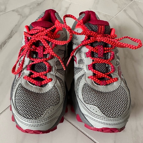 Women’s Saucony Tennis Shoes - Picture 7 of 7